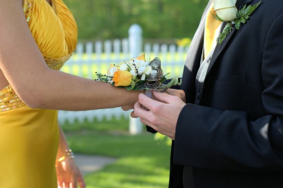 Pareja en prom.