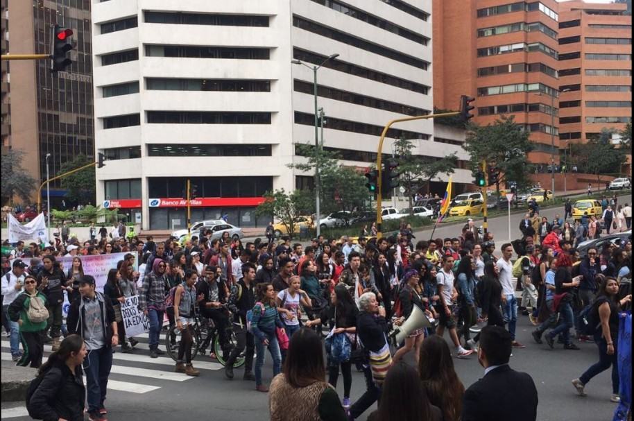 Marcha de estudiantes en la carrera Séptima