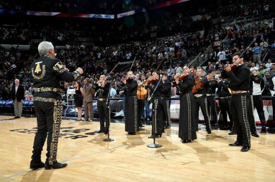 Mariachis cantan en juego de la NBA.