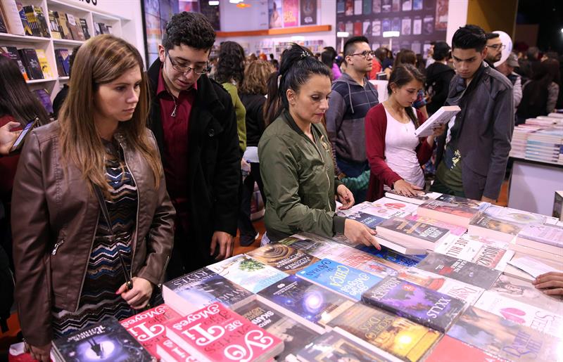 Jóvenes asistentes a la XXX Feria Internacional del Libro de Bogotá (Filbo) recorren los pabellones
