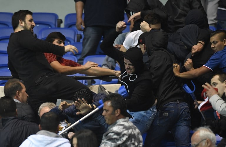 Hinchas de Besiktas y Lyon se enfrentan en Francia