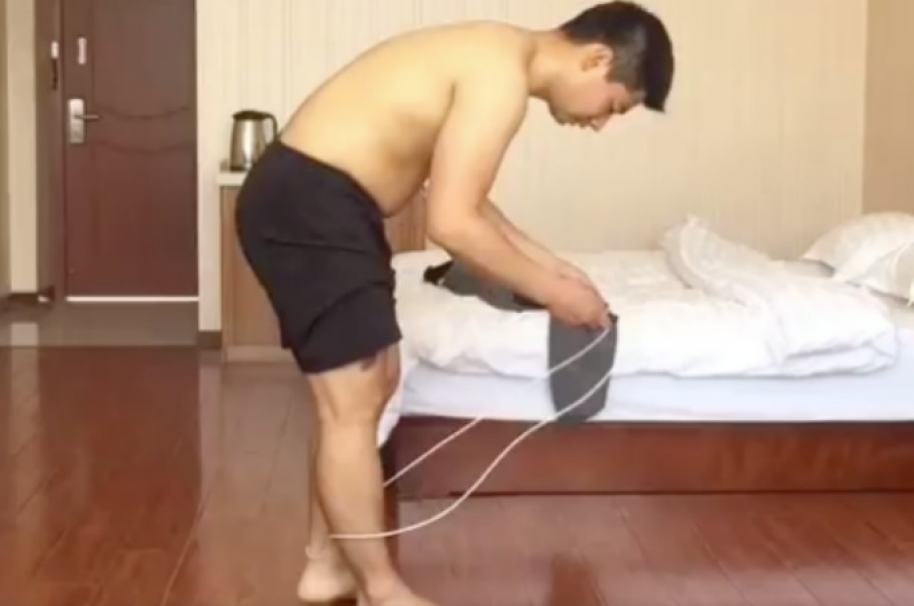 Joven a punto de saltar lazo. Pulzo.com