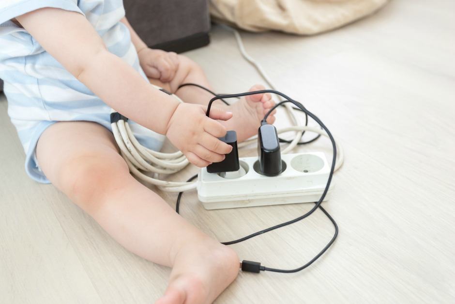 Bebé electrocutado.