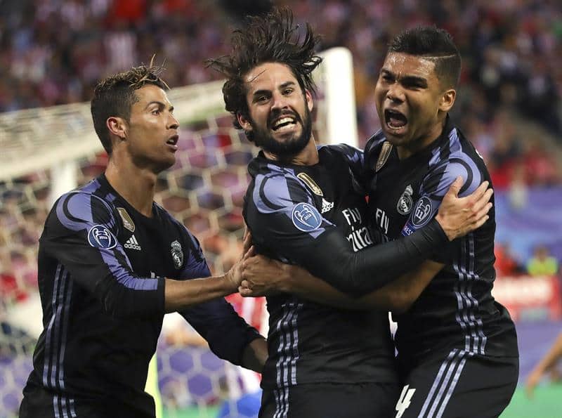 El centrocampista del Real Madrid Isco Alarcón (c) celebra con Cristiano Ronaldo (i) y con Casemiro su gol