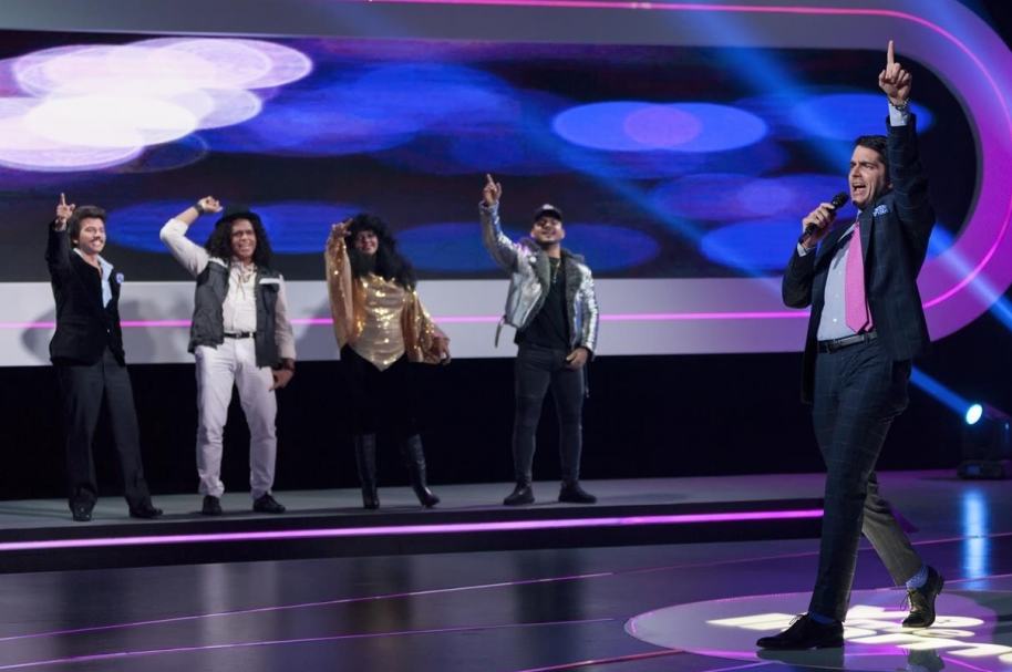 Imitadores de Joan Sebastian, Sergio Vargas, Amanda Miguel y Maluma junto al presentador de 'Yo me llamo', Ernesto Calzadilla.