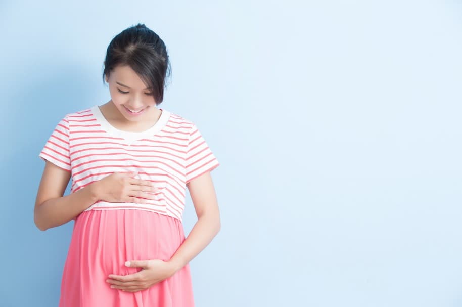 Adolescente embarazada feliz