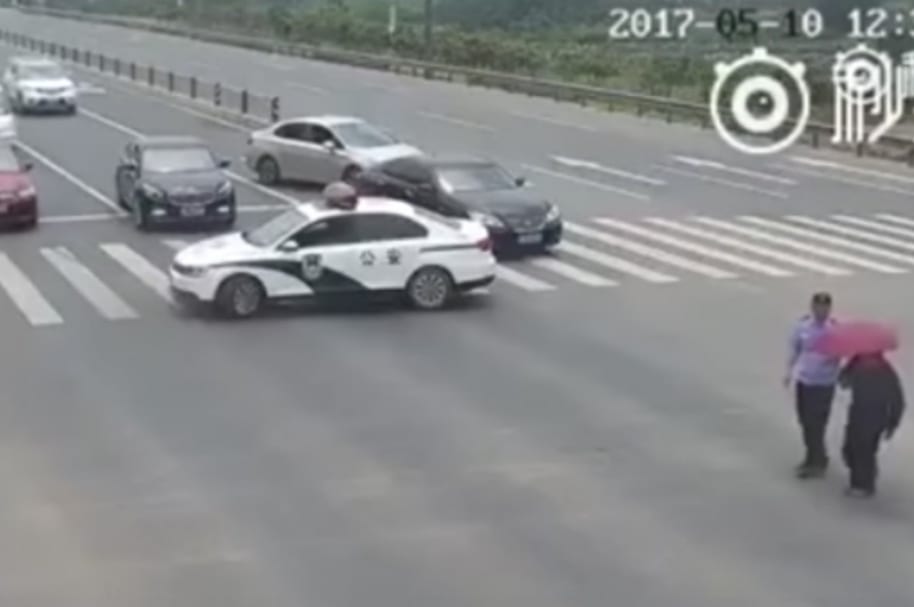 Policía ayuda a anciano.