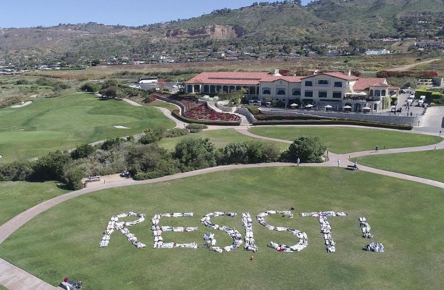 Protesta en campo de golf de Trump