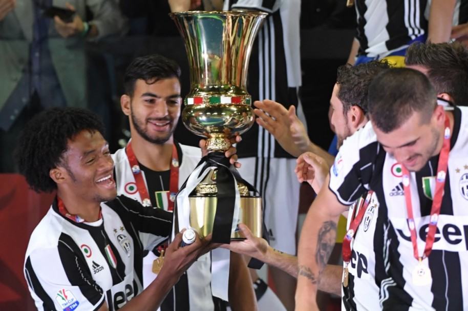 Cuadrado alza la Copa Italia