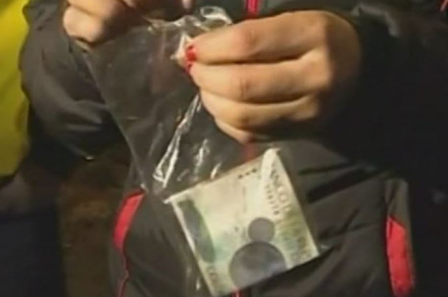 Dentro de una bolsa plastica aparece el falso billete
