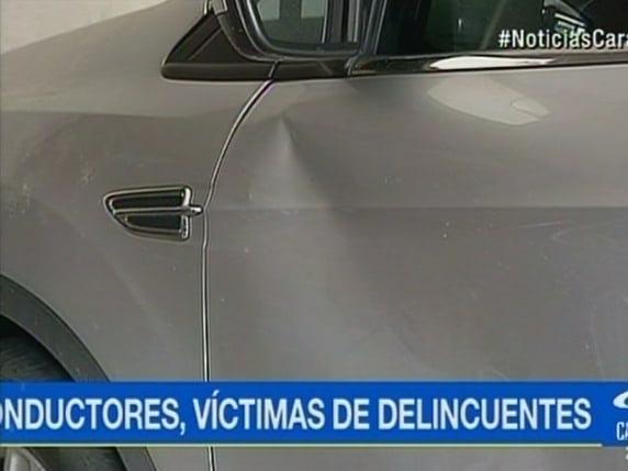 Vehículo abollado por limpiavidrios en Bogotá. Pulzo.com