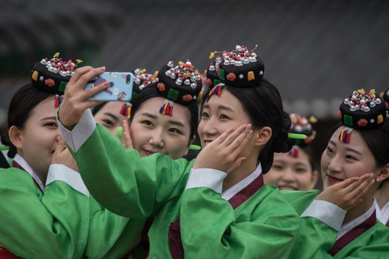 Selfi de jóvenes surcoreanas. Pulzo.com Selfi de jóvenes surcoreanas. Pulzo.com