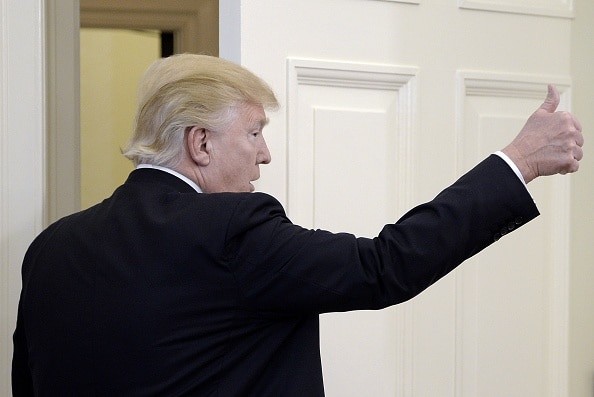 Donald Trump con el pulgar arriba