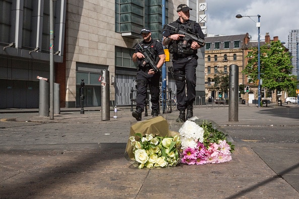 Policías y ofrendas luego de atentado en Manchester