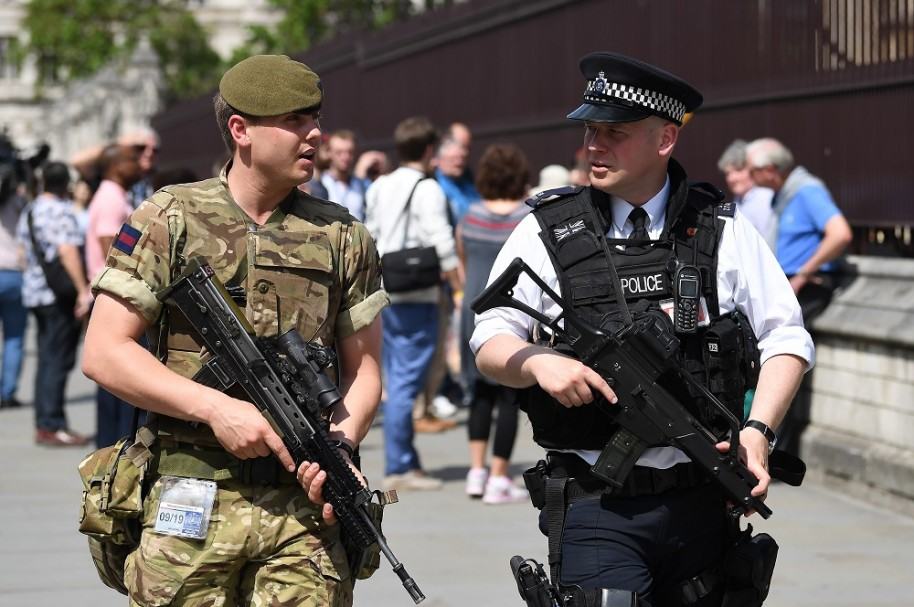 Policía y militar en Manchester