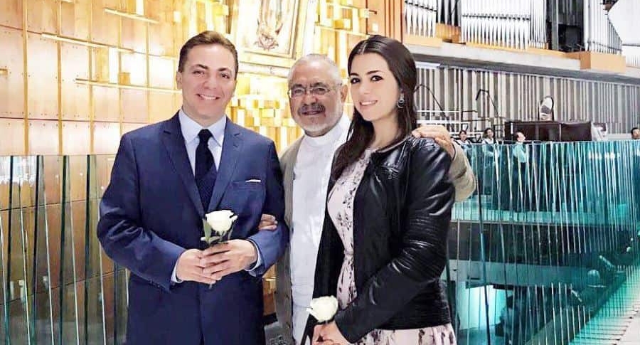 El cantante Cristian Castro junto a su pareja, la violinista Carol Urbán, y monseñor Diego Monroy.