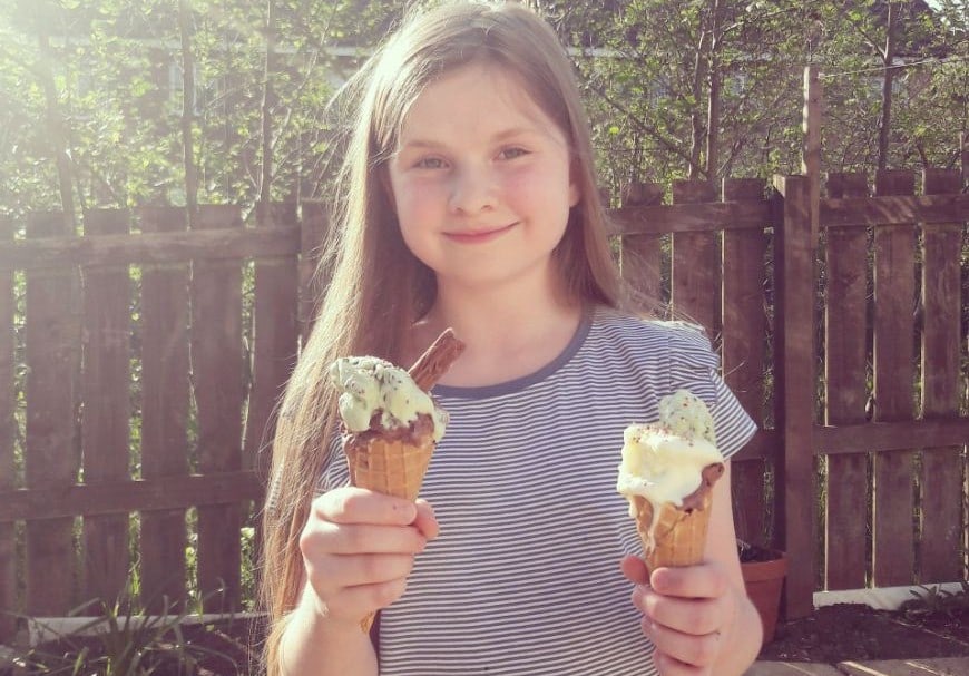 Ava Bell de 11 años disfruta de un helado