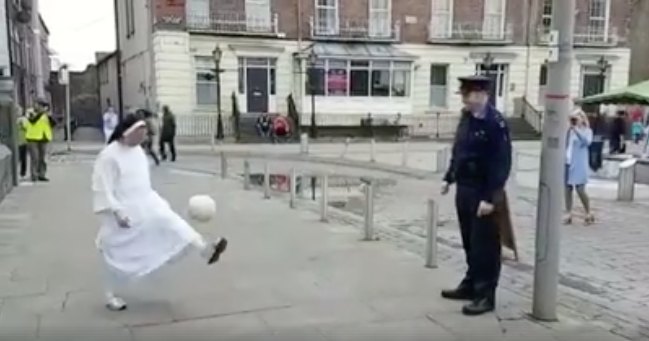 Monja y policía jugando fútbol. Pulzo.com
