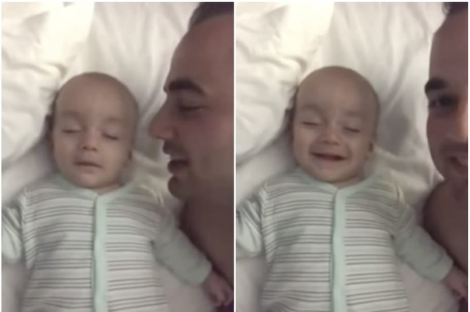 Bebé dormido sonríe.