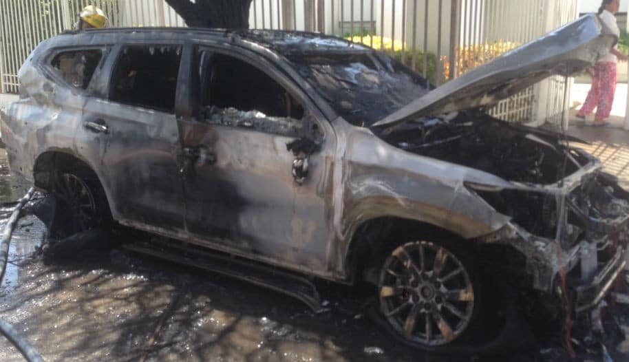 Incendio de vehículo del exparlamentario Hernando Escobar