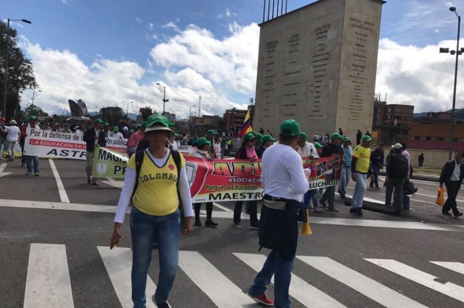 Bloqueos en vías de Bogotá por marcha de profesores