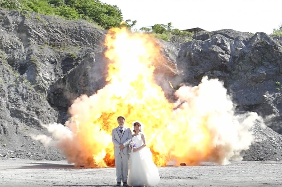 Sesión de fotos con explosión de fondo.