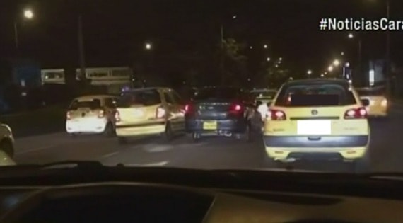 Supuesta encerrona de taxistas a carros en Bogotá. Pulzo.com