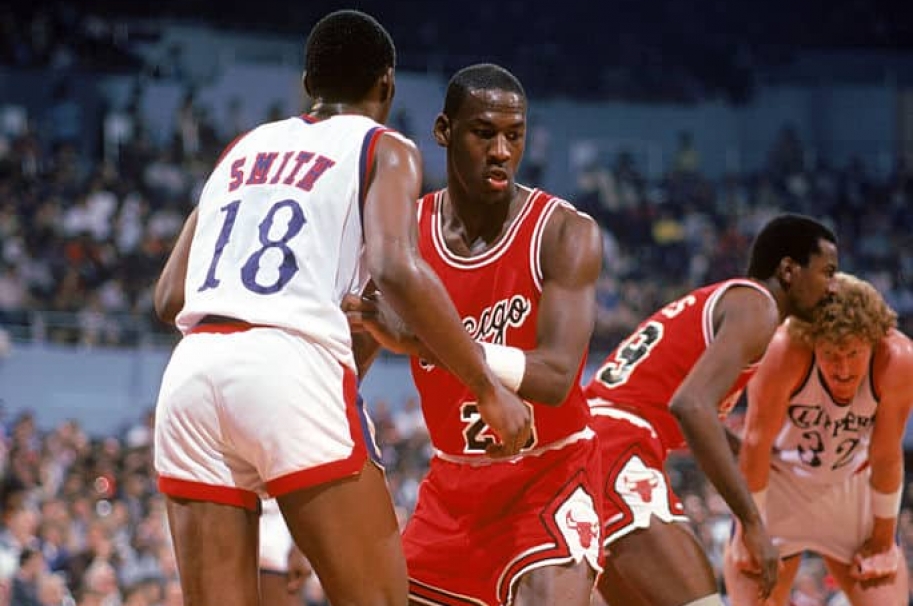 Michael Jordan jugando para los Chicago Bulls en 1984. Pulzo.com
