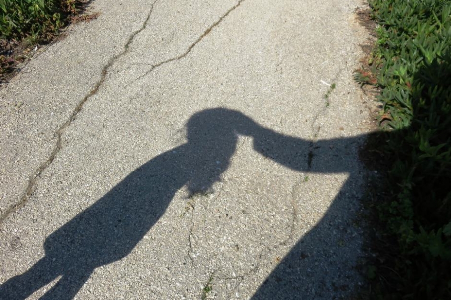 Sombra de niña en el parque.