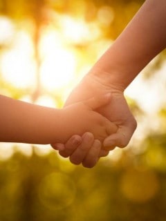 Manos de niños agarradas.