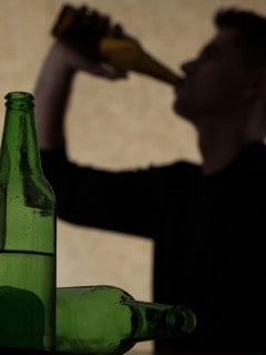 Joven bebiendo alcohol