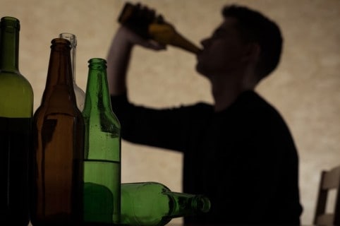 Joven bebiendo alcohol