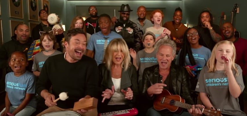 Jimmy Fallon, Lindsey Buckingham y Christine McVie, de Fleetwood Mac, The Roots y varios niños haciendo el 'cover de 'Don't Stop'. Pulzo.com