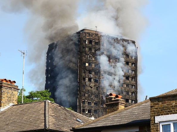 Edificio incendiado en Londres