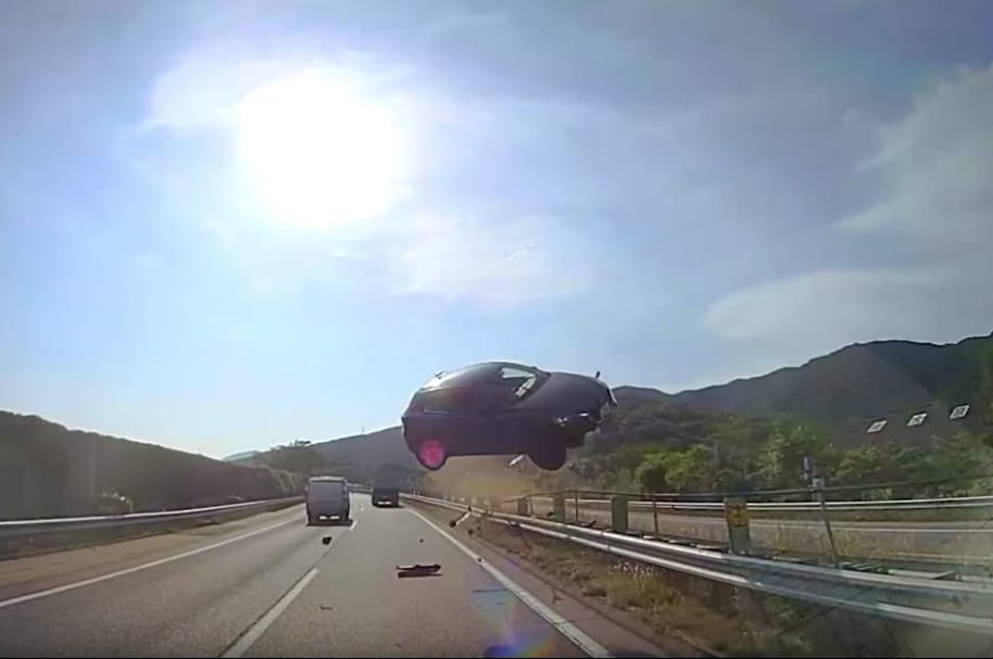 Carro vuela y causa accidente.