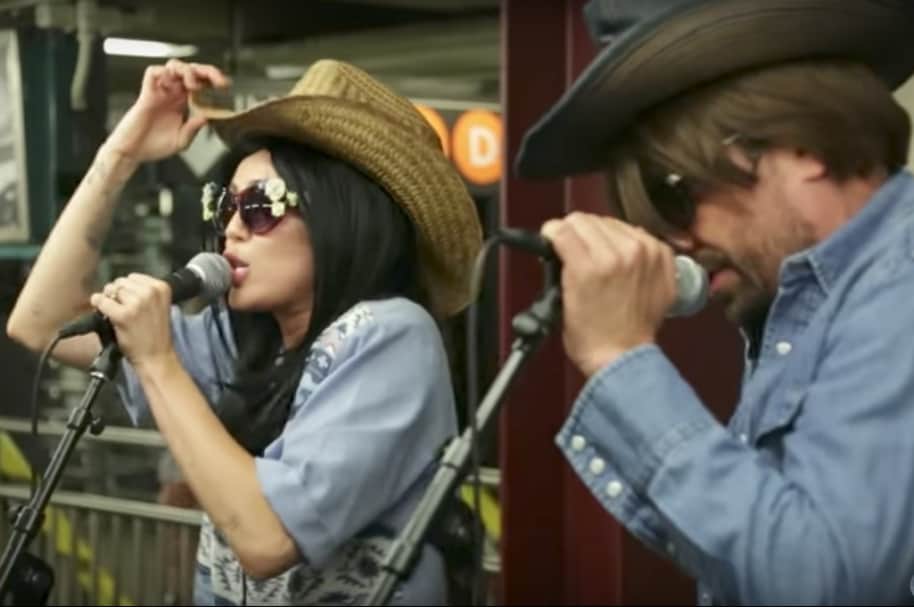 Miley Cyrus y Jimmy Fallon encubiertos en el metro de Nueva York. Pulzo.com