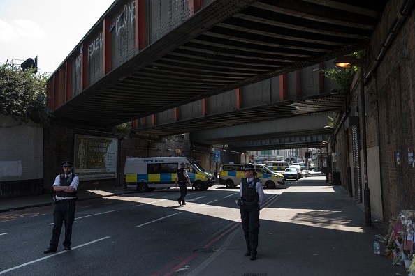 Policías vigilan Londres