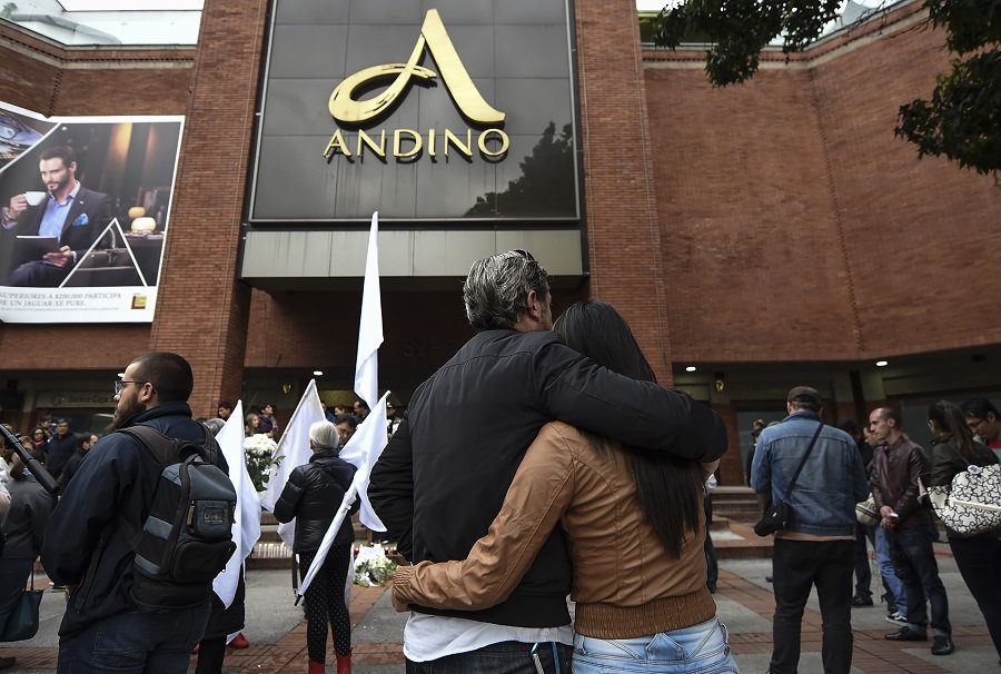Ciudadanos se abrazan frente al Centro Comercial Andino