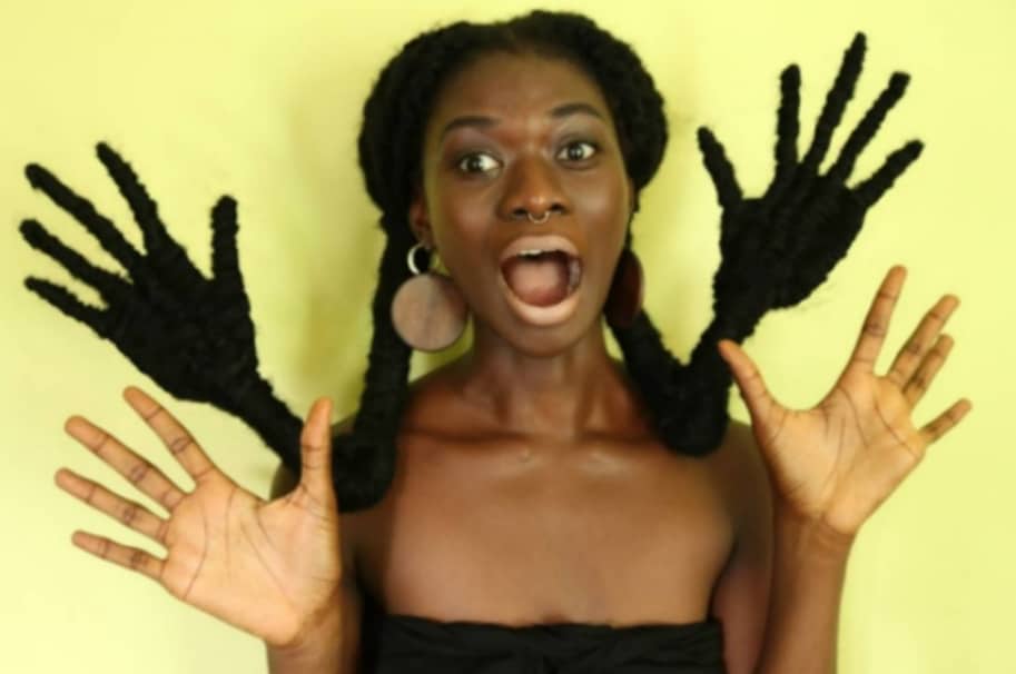 Joven africana hace esculturas con su pelo. Pulzo.com