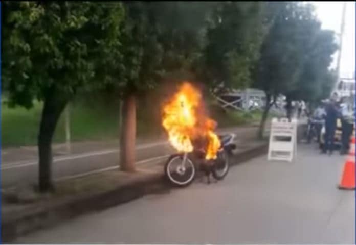 Moto incendiada en Cali