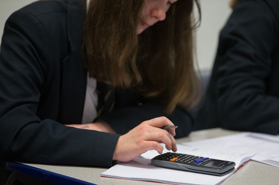 Estudiante con calculadora