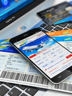 Compra de tiquetes aéreos por internet.