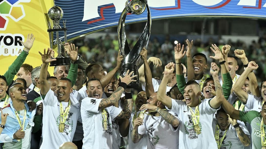 Jugadores de Atlético Nacional celebran el título 16 del club en Colombia.