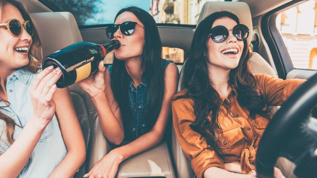 Jóvenes bebiendo alcohol en un carro. Pulzo.com