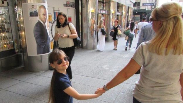 Saffie Roussos y su madre Lisa - Pulzo.com