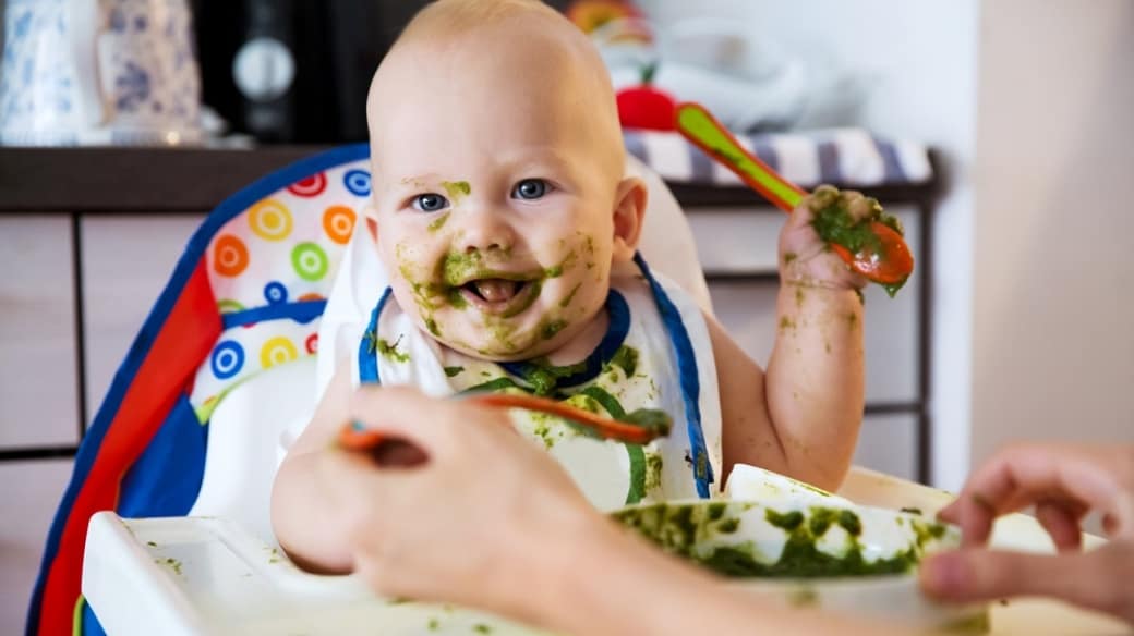Bebé comiendo - Pulzo.com Bebé comiendo - Pulzo.com