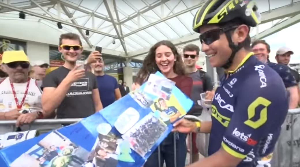 Esteban Chaves con fanáticos