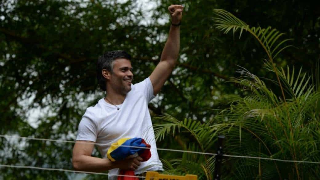 Leopoldo López saluda.