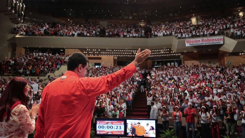 Maduro aumenta un 50 % el salario mínimo mensual en Venezuela