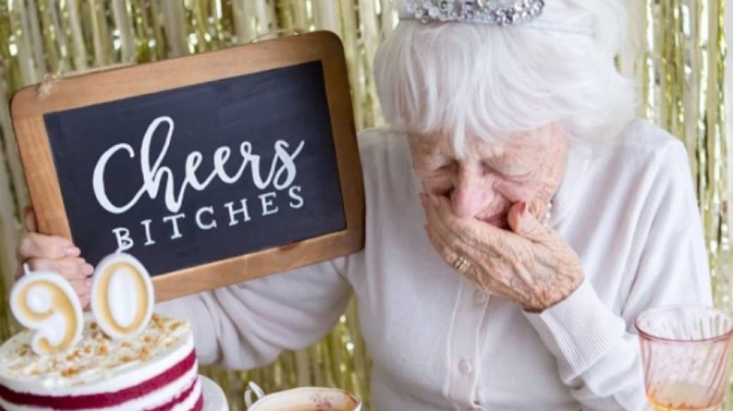 Abuelita celebrando su cumpleaños 90. Pulzo.com